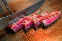 Niku-zushi Teppanyaki Shabu-Shabu - ZUISHO-_[Ishigaki Sirloin Steak 100g] Fatty and juicy steak