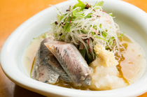 Sushi Shirahata_[Shiogama-style Pickled Sardine] brings a combination of condiments and slightly sour flavors to fish 