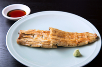 Unagi Fujita Shirokanedai Branch_[Shirayaki (lightly broiled without any seasoning)] We grill eels in Hamamatsu way, which means that we thoroughly grill using Bincho charcoal (high-quality charcoal) to bring out a stronger aroma.  