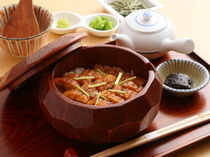 Unagi Jinta_[Sanshoku Mamushi (tri-color chopped broiled eel on rice)] with its beautiful colors loved especially among seniors