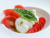 Sabatini di Firenze Daimaru Tokyo Branch_Whole Mozzarella Cheese and Tomato Salad - The rich cheese goes well with the tomatoes