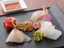 Azabu Tansumachi Tenryoan_[Five Assorted Fresh Seafood of the Day] with seasonal seafood stocked from Tsukiji