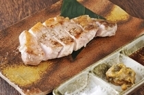 Kinosuke_[Charcoal-Grilled Steak, Sagami-Ayase Pork Teishoku (set meal)] to 
enjoy the exquisite taste of the brand pork with its savory and juicy 
fat.