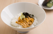 Kappo Hakutaka_[Rice with Sea Urchin] Rice topped with sea urchin from Suo Oshima, an island in the Seto Inland Sea.