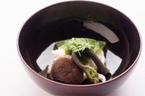 Kaiseki cuisine restaurant Hanao_

[Boiled Dish] Flavorful minced white fish wrapped in a cherry blossom leaf.