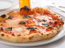 Trattoria & Pizzeria BEATO_[Pizza Margherita] with a chewy dough topped with melting Mozzarella. Enjoy the authentic taste of Naples!