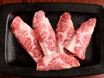 
  Yakiniku Sawagi Nishiki Branch_
  Roasted [Hida beef] prepared with salt and pepper 