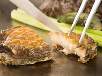 Teppanyaki Ginmeisui GINZA_[Teppanyaki (grilled on iron griddle) of Live Abalone] Enjoy the exquisite tender texture and sweet taste with a mild flavor of the sea.