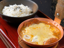 KATSUDON_[Cheese Katsudon (small-sized rice bowl topped with cutlet and cheese)] Enjoy the exquisite combination of melting cheese and egg.