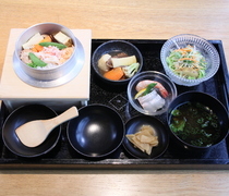 TOYOUKE Organics Restaurant_[Kama-meshi Gozen (set meat including rice cooked with various ingredients in a small pot) with Toyouke Vegetables and Seafood] The sophisticated aroma of the broth will stimulate your appetite.