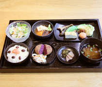 TOYOUKE Organics Restaurant_[Special Gozen (set meal) Recommended by the Master Chef] Healthy and well-balanced set. 