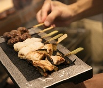 Tori-no-Miyagawa AKASAKA INTERCITY AIR_[Five Assorted Yakitori (chicken skewers)] Grilled with Binchotan charcoal. Enjoy the taste of our old-established restaurant.