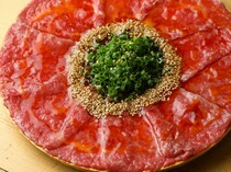 Niku Baru SHOUTAIAN Shibuya Branch_King Yukhoe - A new style of Yukhoe of thinly sliced meat. Fresh meat is quickly seared.