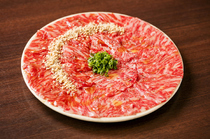 TENKU YAKINIKU Restaurant SEIYUZAN_[Half & Half Plate of Japan's Best Sirloin Yukhoe]  Irresistible texture that melts in the mouth.