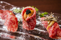 TENKU YAKINIKU Restaurant SEIYUZAN_[Chef's Selection of Three Types of Beef Sushi] Luxury ingredients are generously used.