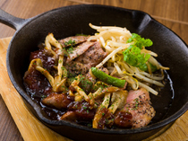 Umakabo_[Skillet Pot Steak of Domestic Pork Shoulder Loin] Enjoy juicy meat and an abundance of vegetables.