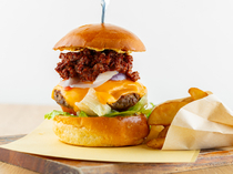 Craft Burger & Grill Jiro_[Japanese Beef Chili Meat Burger] with a spicy flavor as an accent. 