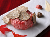 Moto-azabu Gyugyu Rikyu_[Truffles & Yukhoe] An exquisite combination of aromatic truffles and high-grade Japanese beef. 
