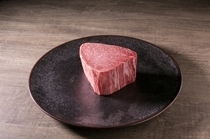 USHIGORO S. GINZA_[K Course Chateaubriand] Luxuriously and thickly cut meat
is grilled by a high skilled chef to be juicy.