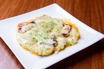 Steak AOHIGE_[Aohige's Special Baked Potato Salad] Enjoy with cheese and bacon grilled on an iron plate.