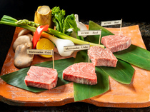 Teppan-yaki Madoi_[MATSUSAKA y KOBE], a luxurious beef steak sample set.