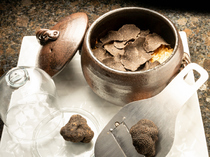 Teppan-yaki Madoi_[Truffle with Earthen Pot Rice], a brilliant aroma spreads.