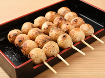 Honmachi Saryo_[Soy Sauce Brown Rice Dango (sticky rice balls)] Perfect for taking on a stroll around the town. The key is its simple soy sauce flavor.