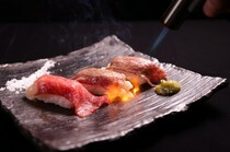 NIKU Dining meat meet_Grilled Noto beef sushi - It melts in your mouth. You can also enjoy the rich aroma of the beef.