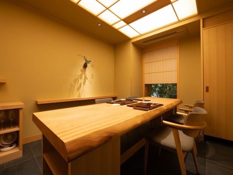 Shirogane Nishida_Private room