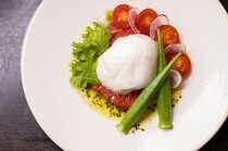 Niku Ebisu 89BAL_Rakukeisya Mozzarella Cheese Caprese from Shiranuka, Hokkaido - A new kind of dish to scoop and eat