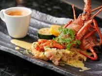 Ryuduki TEPPAN_Grilled live lobster along with bisque soup- Enjoy with your eyes, nose, and all five senses