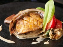 Ryuduki TEPPAN_Grilled live abalone with liver pate sauce - Excellent heat and cooked to the most delicious state