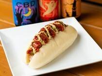 CRAFT BEER FACTORY SHINJUKU ALE_Hot Dog - The moist and soft panini enhances the deliciousness of the sausage.