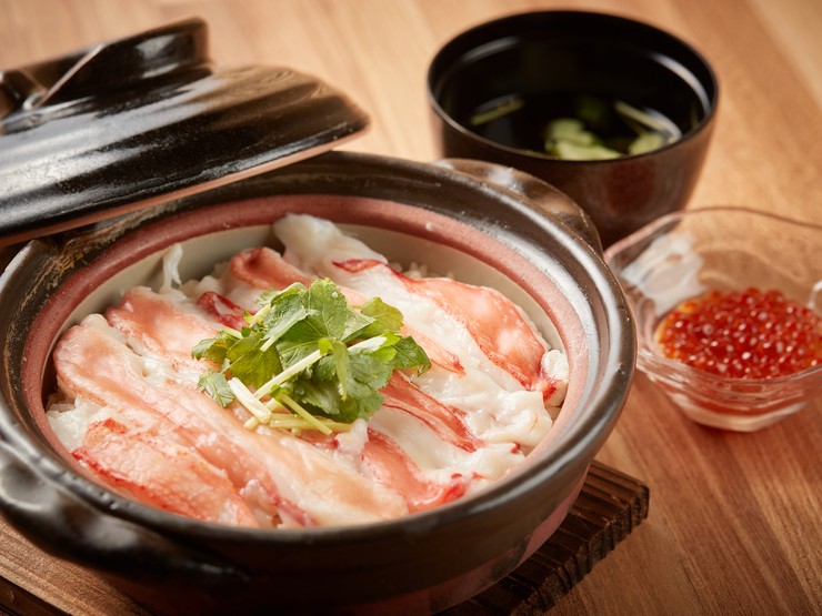 Echizen_Clay Pot Rice with Crabs and Salmon Roe - A luxurious dish using abundant fresh crab.