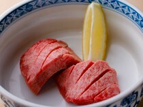 Yakiniku Kanda Seinikuten_Thick-cut Tongue - Perfect to go with alcoholic beverages! A thickly cut, satisfying item.
