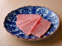 Yakiniku Kanda Seinikuten_Kuroge Wagyu A5 Top Kalbi - A good balance of lean and fatty meat allows you to enjoy the natural sweetness and flavor of the meat.