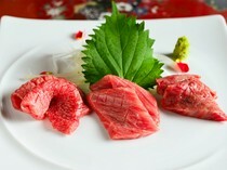 Kobe Beef Daia Kaminarimon-Nishi Branch_Kobe Beef Grilled Meat Sashimi 3 Types Assortment (lean meat / medium fatty / fatty) - A dish lets one directly enjoy Kobe beef.