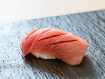 Sushi Suzuki_Fatty Tuna Nigiri - Using domestically sourced wild bluefin tuna. The elegant aroma and flavor will melt your heart.
