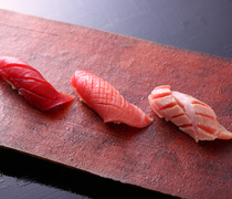Sushi JIN-E_Nigiri Sushi - with seasonal fish shipped directly from the production area and carefully examined at Toyosu Market (An item featured in all courses)