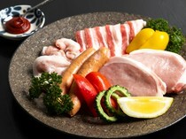 Niku Kumoji_Agu Pork Assorted Platter - The rich flavor of Agu pork and the sweetness of its fat are superb.