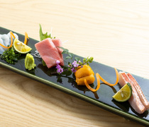 Hamakko Yokomachi_Sashimi - Seasonal seafood is beautifully arranged in a plate pleasing to the eye.