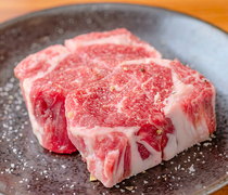 Genghis Khan Juttetsu Minami-rokujo Branch_Thick Slice of Raw Lamb with Special Salt and Pepper - Taste a luxurious thick slice of high-quality raw lamb meat.