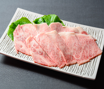 Yakiniku MOMOTARO_Japanese Black Sirloin - The soft texture that melts in your mouth is irresistible.