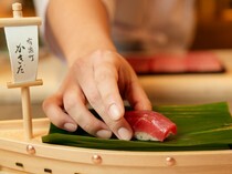 Yurakucho Kakida_Nigiri (Sushi) of Natural Bluefin Tuna - The owner himself selects the best fish at Japan's world-famous Toyosu Market. The finest taste melts on your tongue.