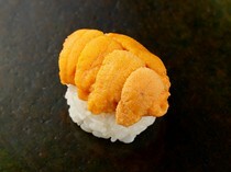 Sushiya Hajime_Uni - Plenty of sea urchins are on top of Edomae's typical small rice.
