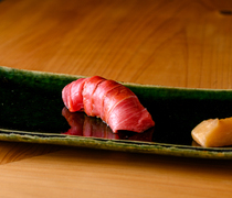 Sushi Kuramasa_Sushi Medium Fatty Tuna - Lavishly enjoy the moderately fatty tuna.