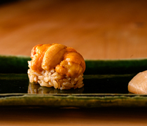 Sushi Kuramasa_Sushi Sea urchin - Purchases only the best sea urchins at the time of the day.