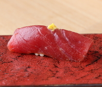 Ginza Sushi Inada_Soy-marinaded Lean Tuna Nigiri - The Japanese mustard that escapes into the nose enhances the flavor of the tuna.