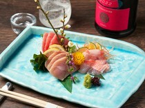 YOURS DINING IKEBUKURO_3 Assorted Sashimi - Enjoy the freshest seasonal fish and shellfish.