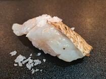 Mawaranaisushi Hokuriku Gappa_Salted and Seared Rosy Seabass (1 piece of sushi) - Yuki-shio salt enhances the rich aroma of the fat.